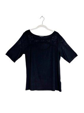 Cable & Gauge Short Sleeve Floral Accent Front Keyhole Top in Black - Sz M